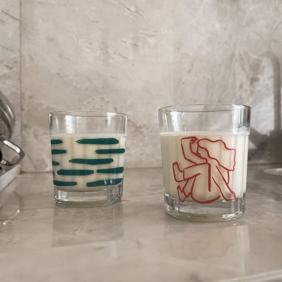 conjunto de copos artísticos sobre pia da cozinha