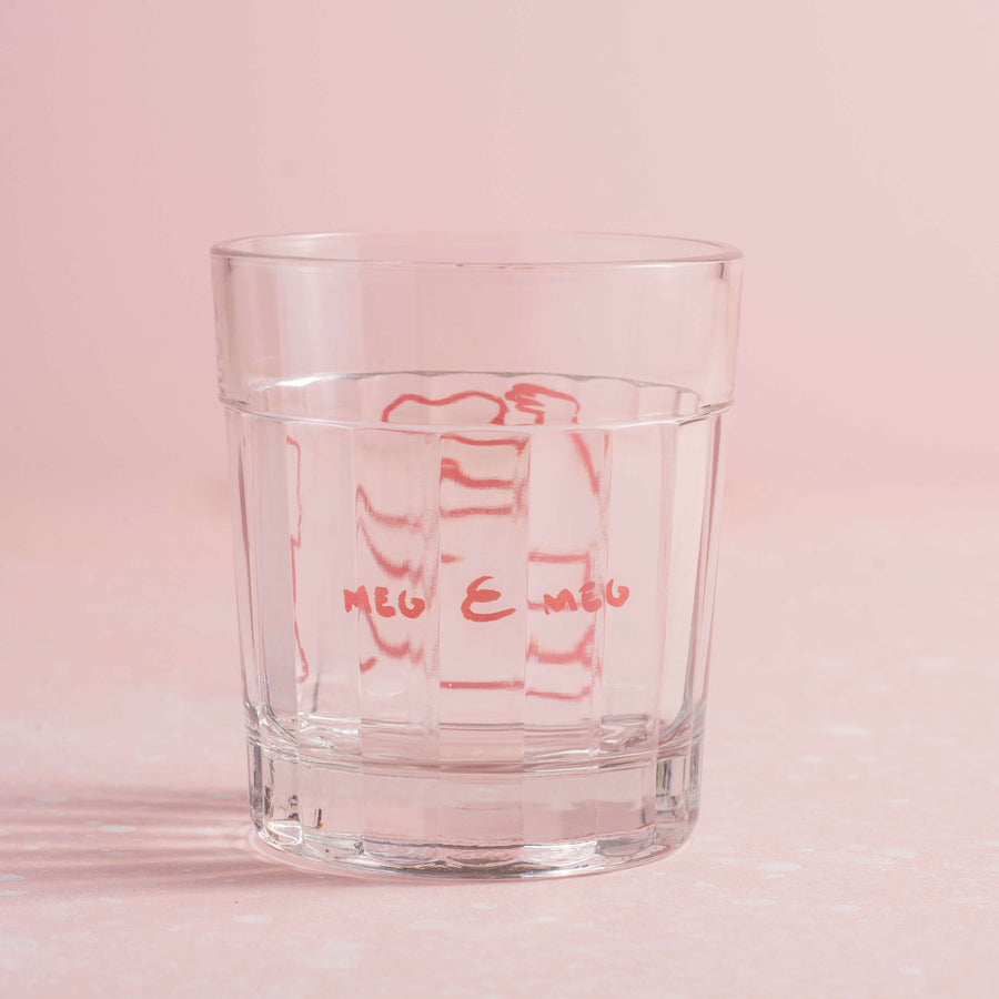 detalhe do verso do copo tudo vai se encaixar com estampa de mulher na cor rosa sobre fundo rosa claro