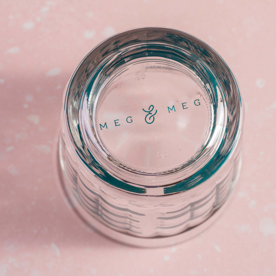 fundo do copo artista com estampa de tracinhos verdes sobre fundo rosa claro