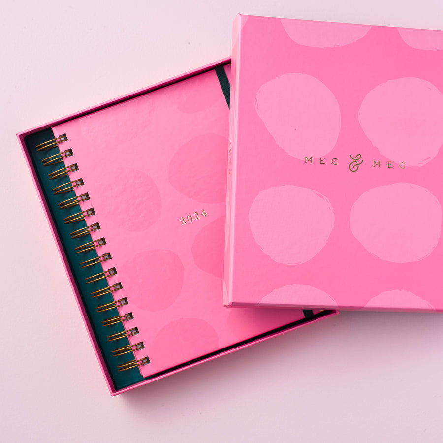 caixa do Planner 2024 Rosa Nuvem meg & meg sobre fundo rosa claro