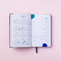 calendário 2024 Do Mini planner 2024 azul royal meg & meg sobre fundo rosa claro