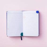 folhas de anotações Do Mini planner 2024 azul royal meg & meg sobre fundo rosa claro