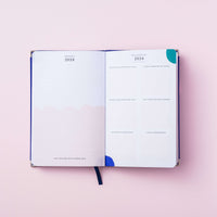 resumo do ano Do Mini planner 2024 azul royal meg & meg sobre fundo rosa claro