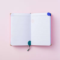páginas de anotações do Mini planner 2024 rosa nuvem meg & meg sobre fundo rosa claro