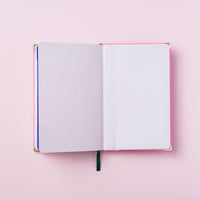 bolso de papel do Mini planner 2024 rosa nuvem meg & meg sobre fundo rosa claro