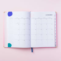 visão mensal do do planner 2024 vertical rosa mantra meg & meg sobre fundo rosa claro