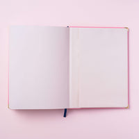 bolso de papel do planner 2024 vertical rosa mantra meg & meg sobre fundo rosa claro