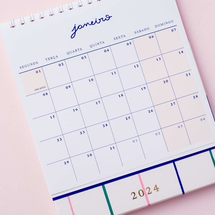 visão mensal do calendário de mesa 2024 linhas sobre fundo rosa claro