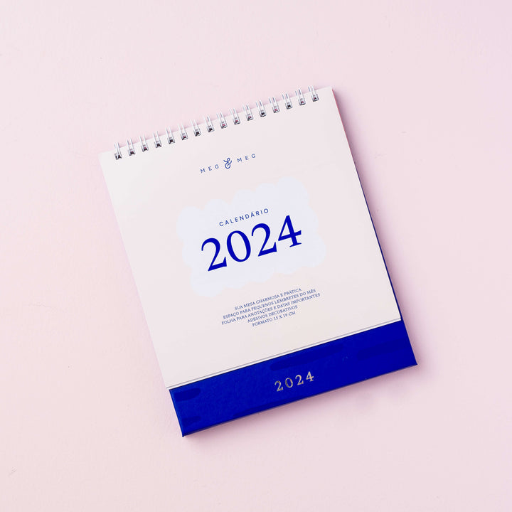 calendário de mesa 2024 azul royal sobre fundo rosa claro