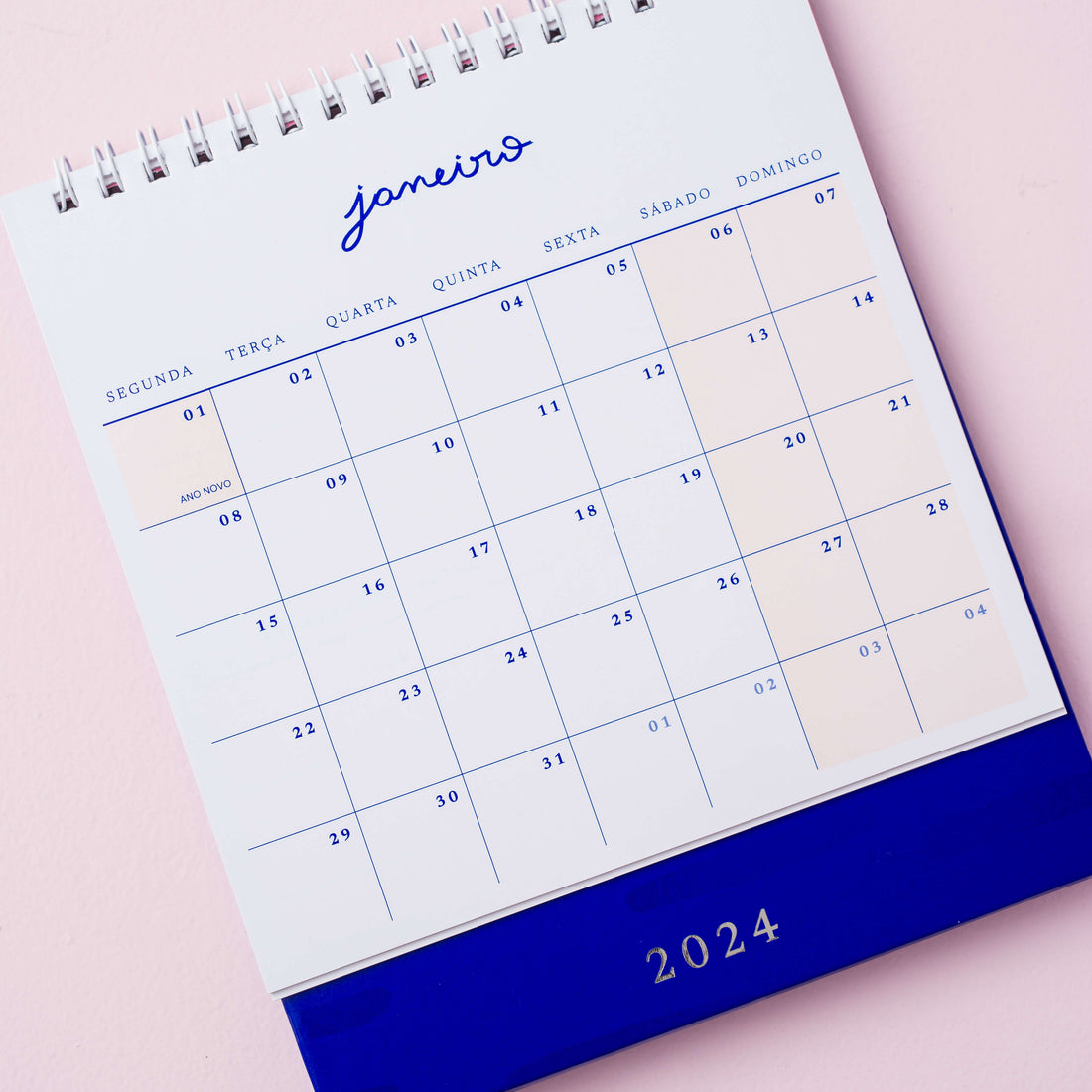 visão mensal do calendário de mesa 2024 azul royal sobre fundo rosa claro