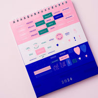 adesivos do calendário de mesa 2024 azul royal sobre fundo rosa claro