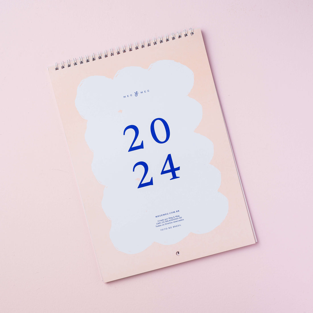 calendário de parede 2024 sobre fundo rosa claro