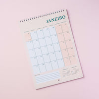 visão mensal do calendário de parede 2024 sobre fundo rosa claro