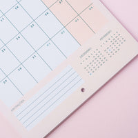 detalhe dos calendários e campo de anotações do calendário de parede 2024 sobre fundo rosa claro