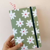 sketchbook pontilhado com capa estampada com flor