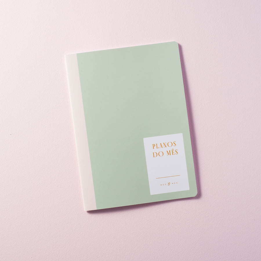 caderno de planejamento mensal sobre fundo liso rosa