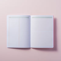 detalhe do radar e folha de notas do caderno de planejamento mensal sobre fundo liso rosa