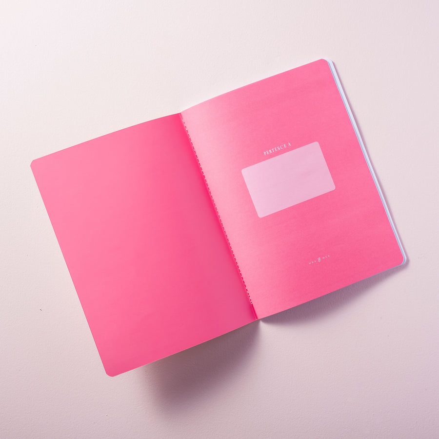 detalhe da página pertence a do caderno de planejamento mensal sobre fundo liso rosa