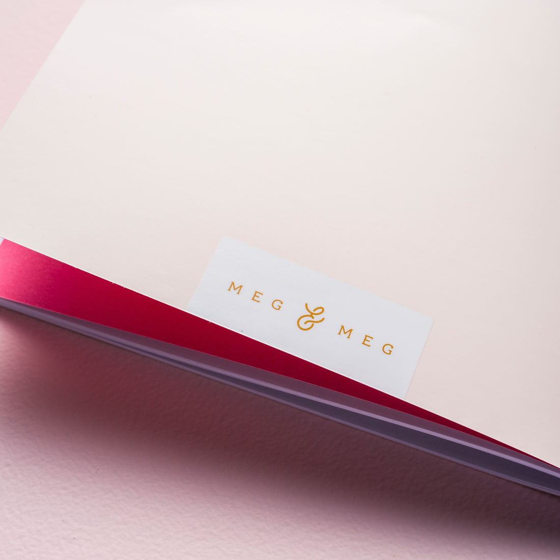 detalhe do caderno de planejamento mensal sobre fundo liso rosa