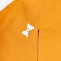 detalhe da estampa do avental de algodão mostarda com estampa de macarrão gravatinhaavental de algodão mostarda com estampa de macarrão gravatinha